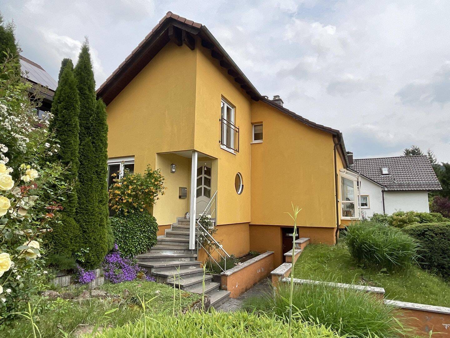 Immobilie in Bad Brückenau - Kernsaniertes Zuhause mit Wohlfühlfaktor - Kachelofen, Terrasse und ruhige Lage - Bild 1