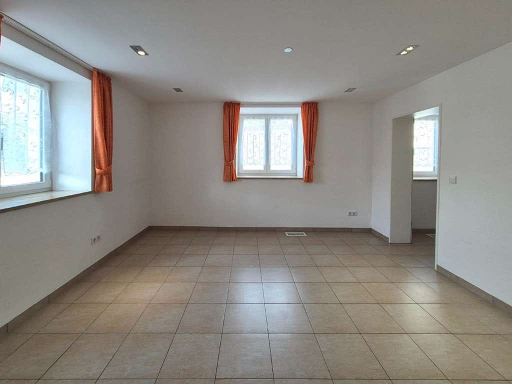 Immobilie in Adelschlag - EG-Wohnung energetisch saniert (Energieklasse A!) - 2 x PKW Stellpl., Terrasse, Garten-Möglichkeit - Bild 4