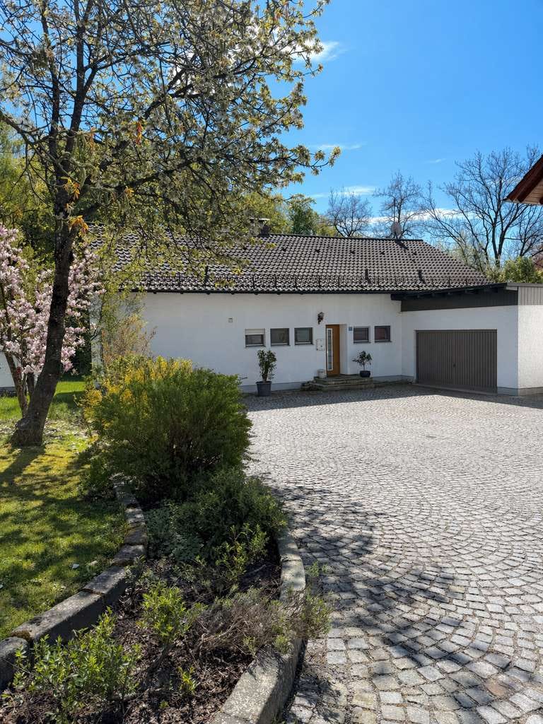 Immobilie in Neuburg am Inn - "Ihr Wohlfühlhaus mit Aussicht: Vielseitiges Einfamilienhaus mit Dach-Ausbaupotential" - Bild 1