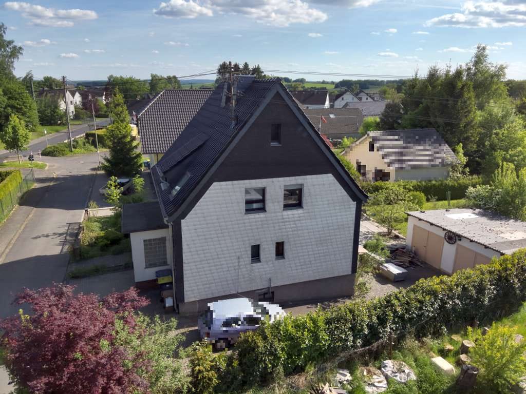 Immobilie in Weyerbusch - Einfamilienhaus mit Doppelgarage nahe dem Ortsrand - Bild 3