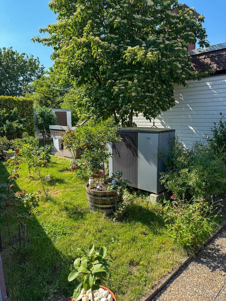 Immobilie in Engelsbrand - Freistehendes Wohnhaus mit Wärmepumpe, PV-Anlage und Blick ins Grüne - Bild 2