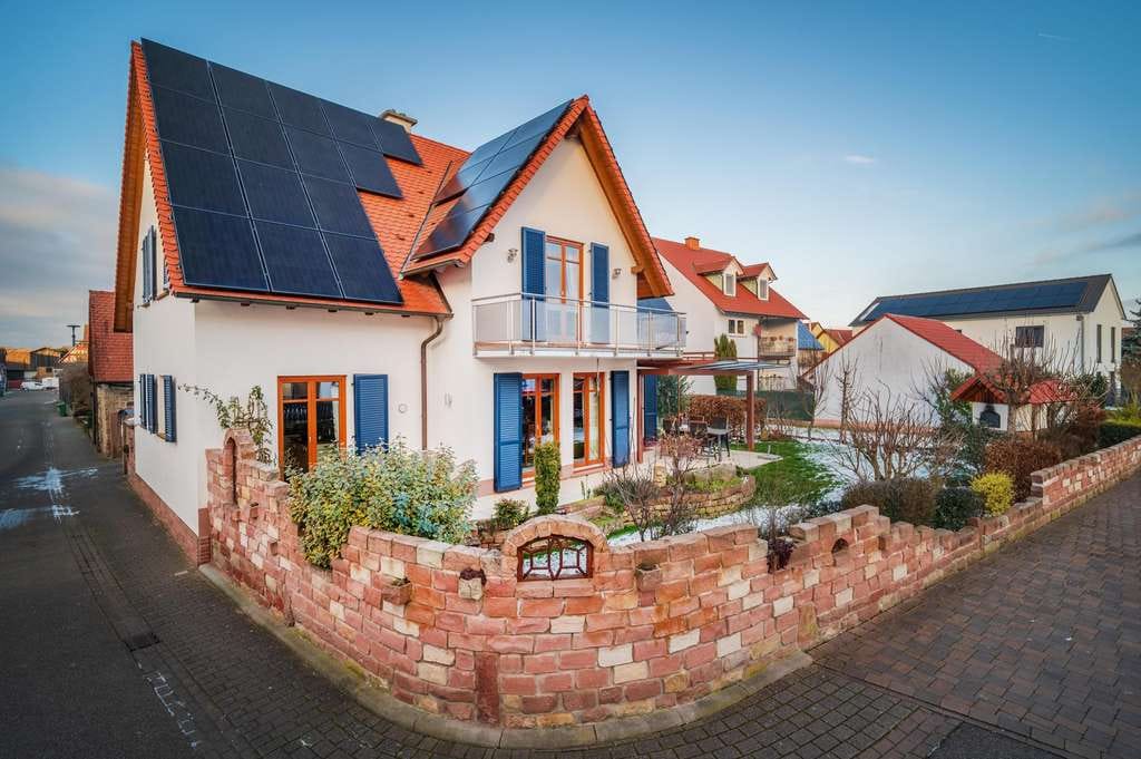 Immobilie in Gommersheim - Ehemaliger Dreiseitenhof – Mediterranes Wohnen in großzügigem Haupthaus & zwei weiteren Wohnungen - Bild 1