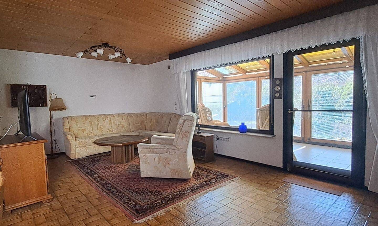 Immobilie in Ubstadt-Weiher - Ubstadt ***  Großzügiges Ein- bis Zweifamilienhaus mit Wintergarten und sonnigem Südgarten in zentraler Lage! - Bild 4