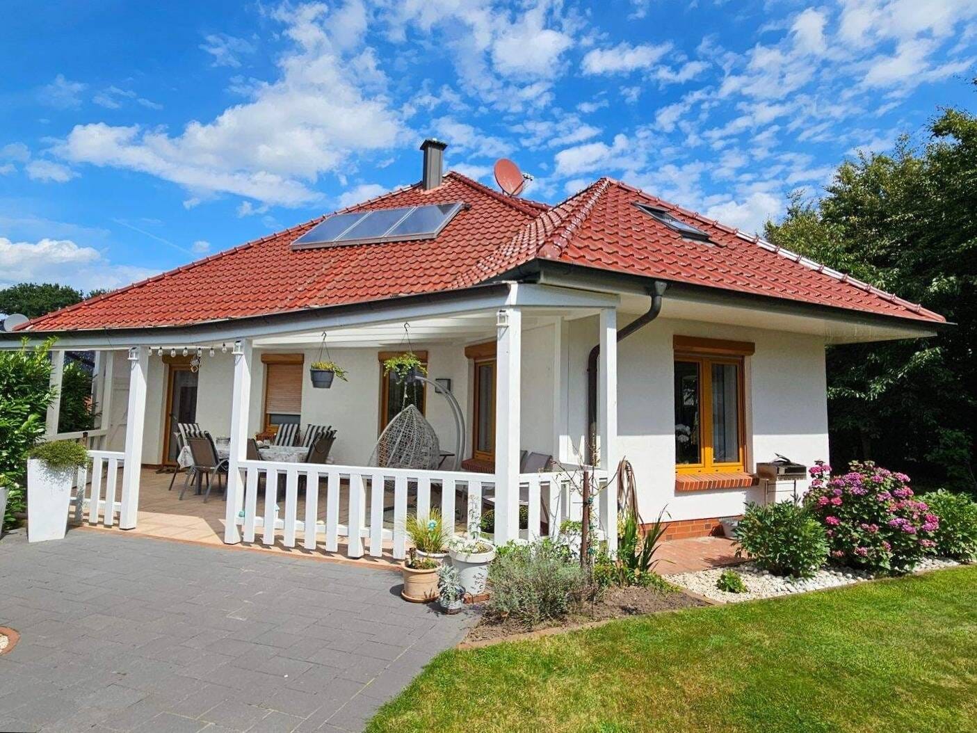 Immobilie in Löningen - Super gepflegter Bungalow mit ausgebautem Dachgeschoss und EBK, Badmöbel, etc. inklusive!!Überdachte und freie Terrasse! Carport mit Geräteraum! - Bild 0
