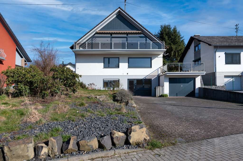 Immobilie in Simmern - Renoviertes Einfamilienhaus mit Einliegerwohnung in idyllischer Ortsrandlage - Bild 1