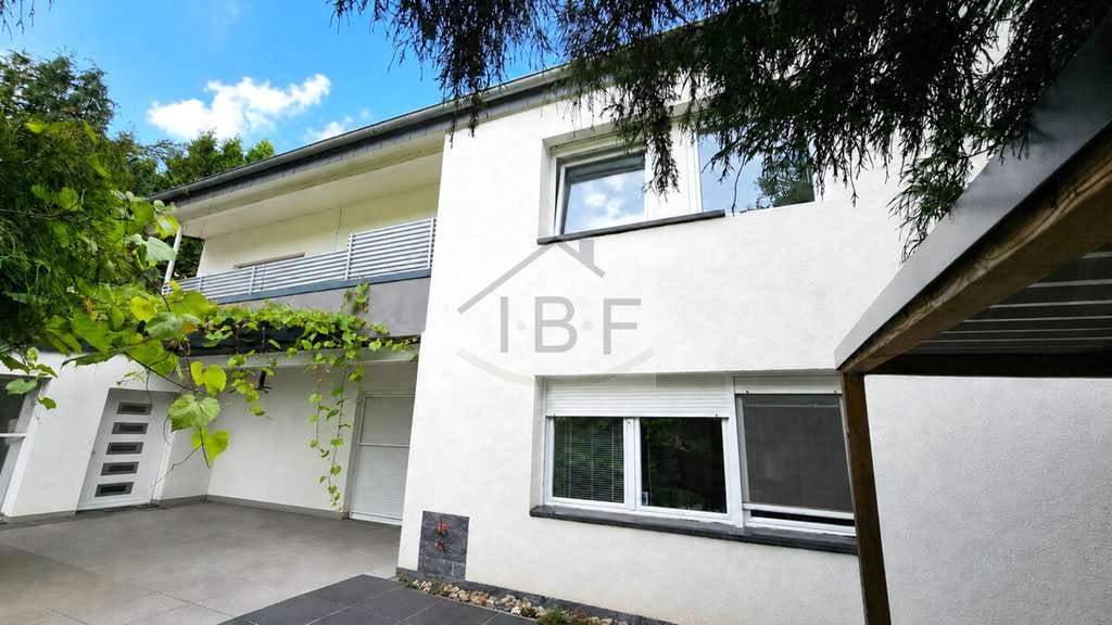 Immobilie in Netphen - Großzügiges Zweifamilienhaus auf weitläufigem Grundstück – bereits nach WEG geteilt - Bild 0
