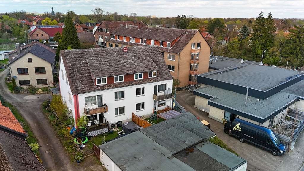 Immobilie in Wendeburg - Solides Mehrfamilienhaus mit 6 Wohnungen, 7 Garagen und Zusatzflächen in Wendeburg LK Peine - Bild 0