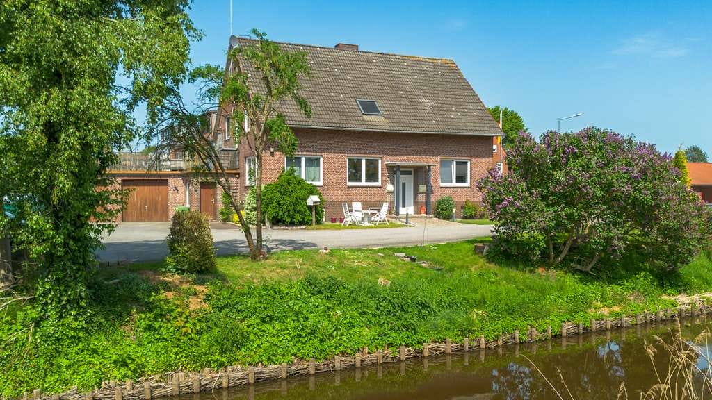 Immobilie in Wilster - Wohnen an der Wilsterau mit Einliegerwohnung und Souterrain - Bild 1