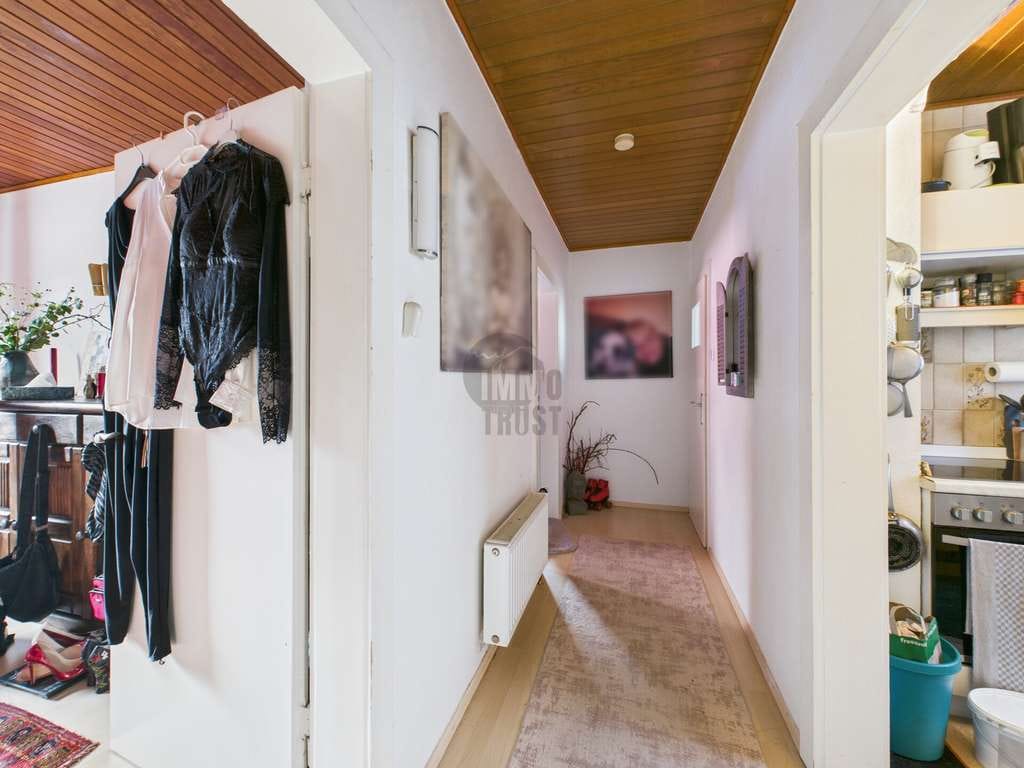 Immobilie in Barsinghausen - Zweifamilienhaus mit Einliegerwohnung, großem Garten, 2 Garagen & 2 Stellplätzen - Bild 1