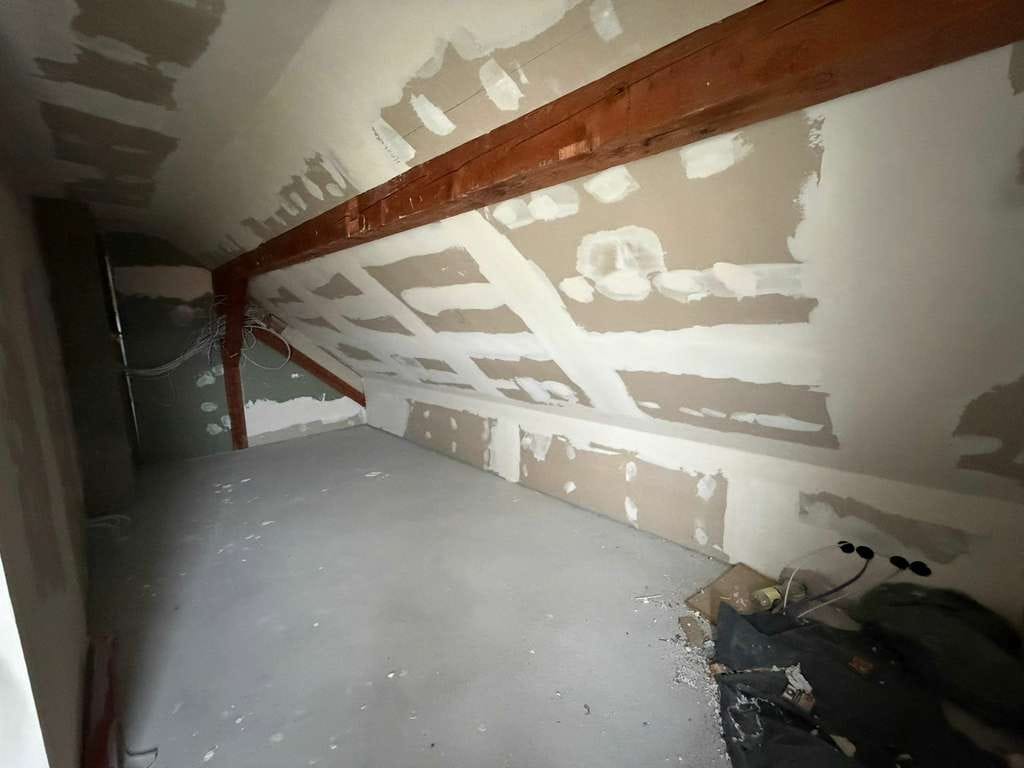 Immobilie in Simmelsdorf - Lichtdurchflutete Dachgeschossfläche mit Charme und individuellem Ausbaupotenzial - Bild 4