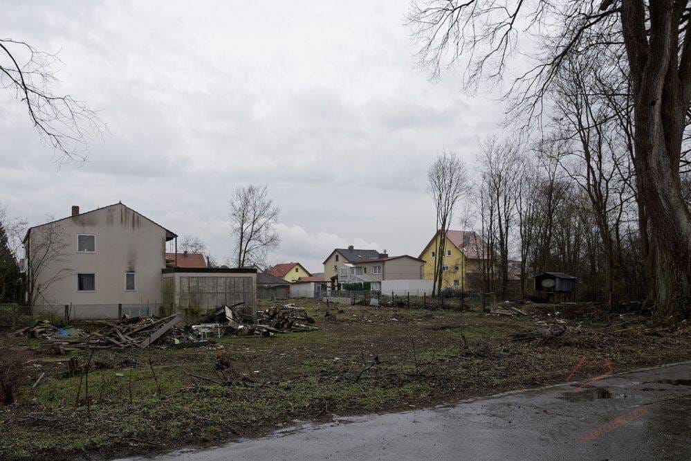 Immobilie in Lauingen (Donau) - Sanierungsbedürftiges Wohnhaus mit zwei Einheiten und Garagengrundstücken. - Bild 1
