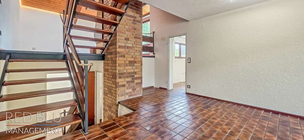 Immobilie in Schönaich - Haus mit Split-Level-Charakter, Kamin, 2 Garagen und Dachterrasse - traumhafte Raumwirkung - Bild 3