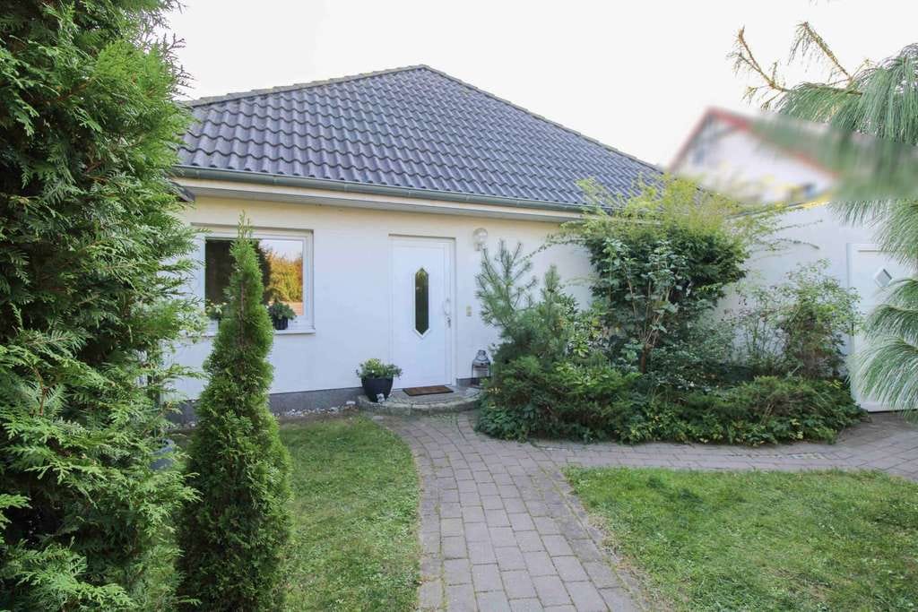 Immobilie in Sassnitz - Gemütlicher Bungalow mit Kamin und Naturblick – Raum für Ihre Ideen im Obergeschoss - Bild 0