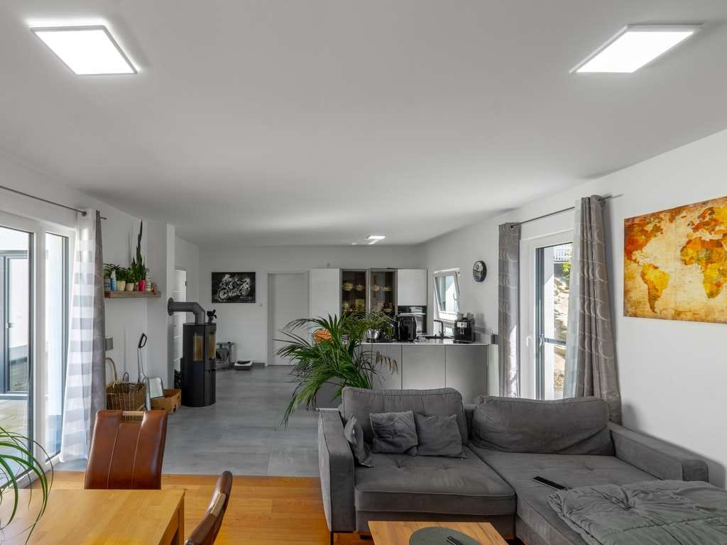 Immobilie in Kalbach - Modernes Einfamilienhaus (Bj. 2021) mit 1.200 m² Grundstück & Dreifach-Garage - Bild 2