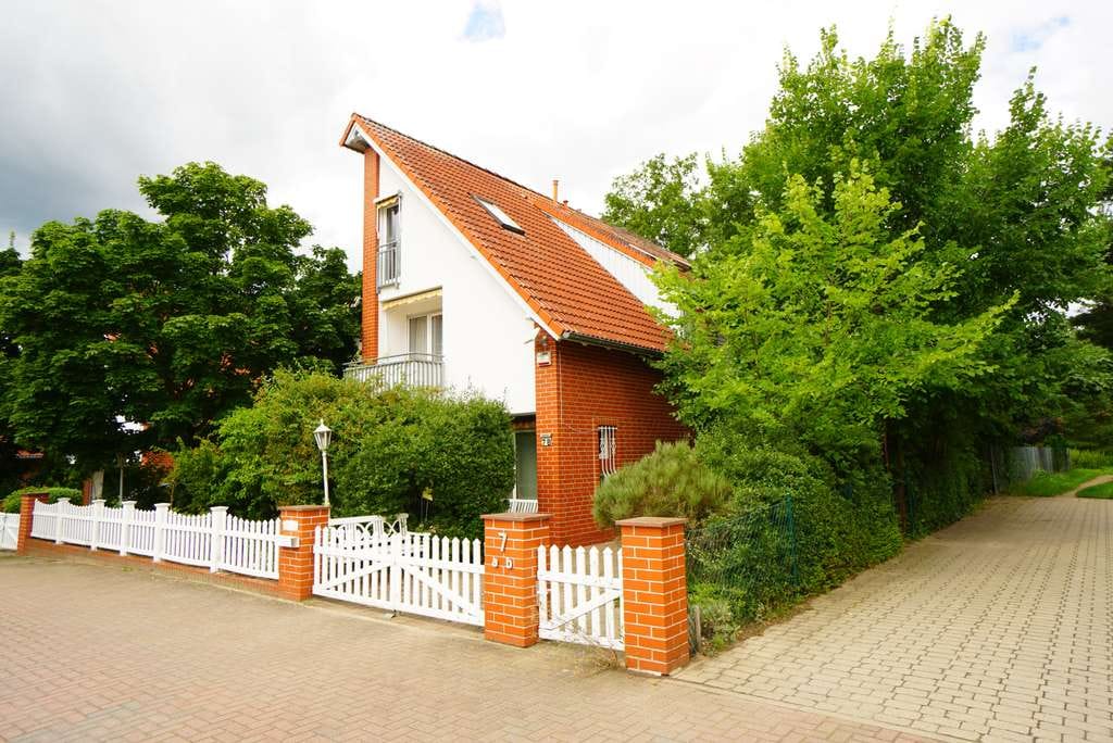 Immobilie in Ludwigsfelde - provisonsfrei  - Für Familien und Stadtgärtner - Sonnige DHH mit großen Garten - Bild 1