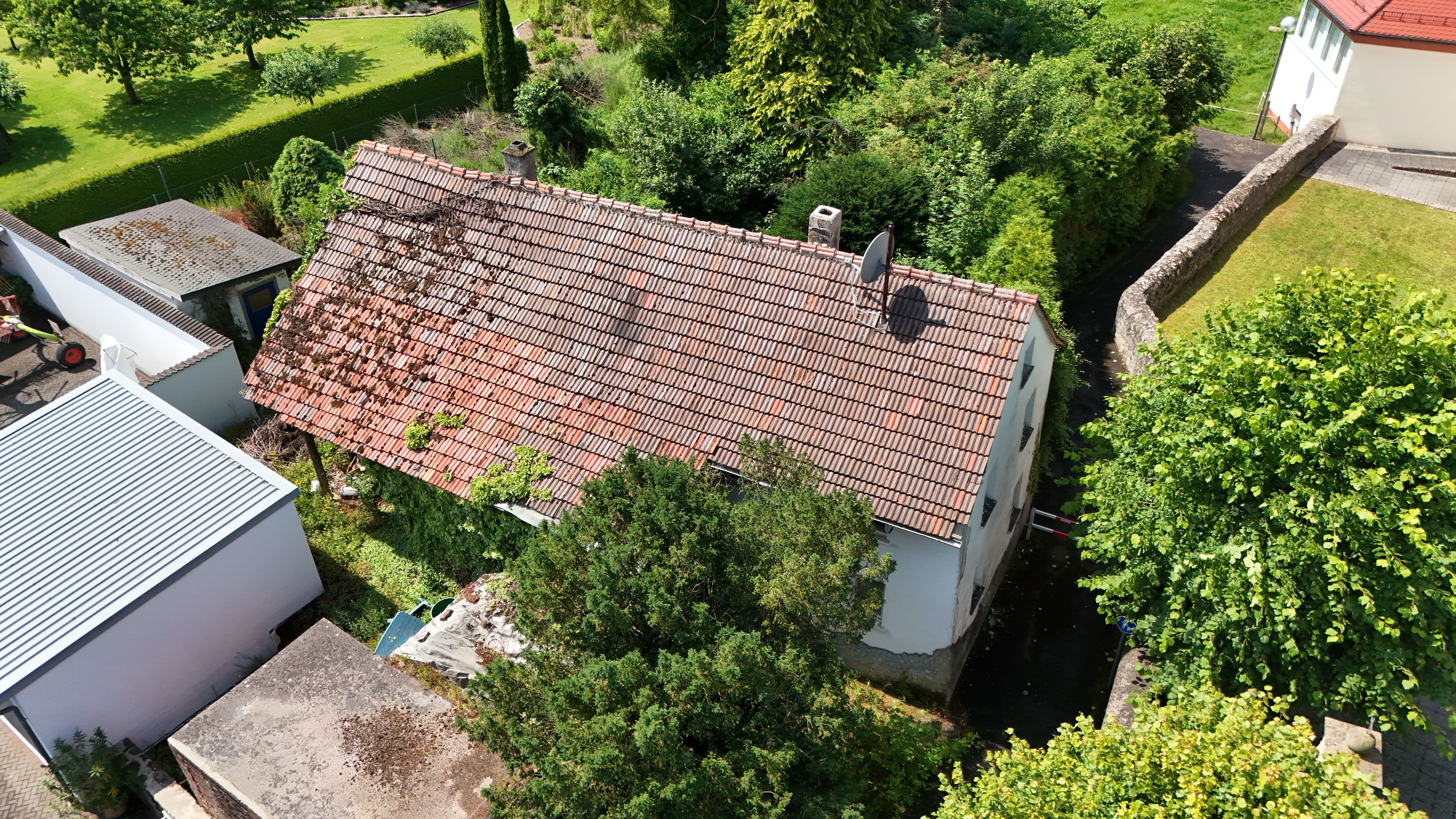 Immobilie in Eiterfeld - Freistehendes,unsaniertes Einfamilienhaus mit Entwicklungspotenzial und großem Grundstück!! - Bild 2