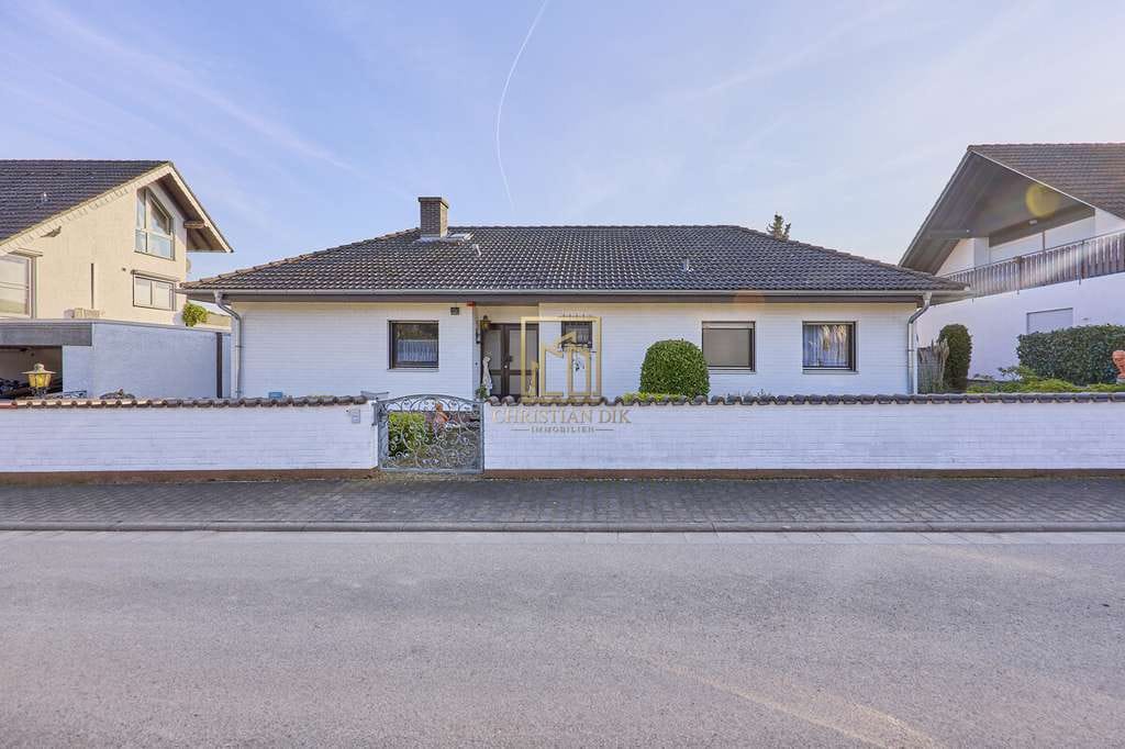 Immobilie in Flörsheim-Dalsheim - Christian Dik Immobilien/ Großzügiger Bungalow in ruhiger Lage – sonniger Garten & große Terrasse - Bild 0