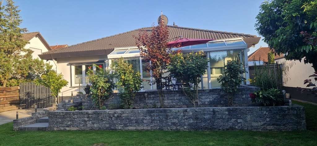 Immobilie in Hanhofen - Gepflegter Bungalow in ruhiger Wohnlage mit schönem Garten - Bild 1