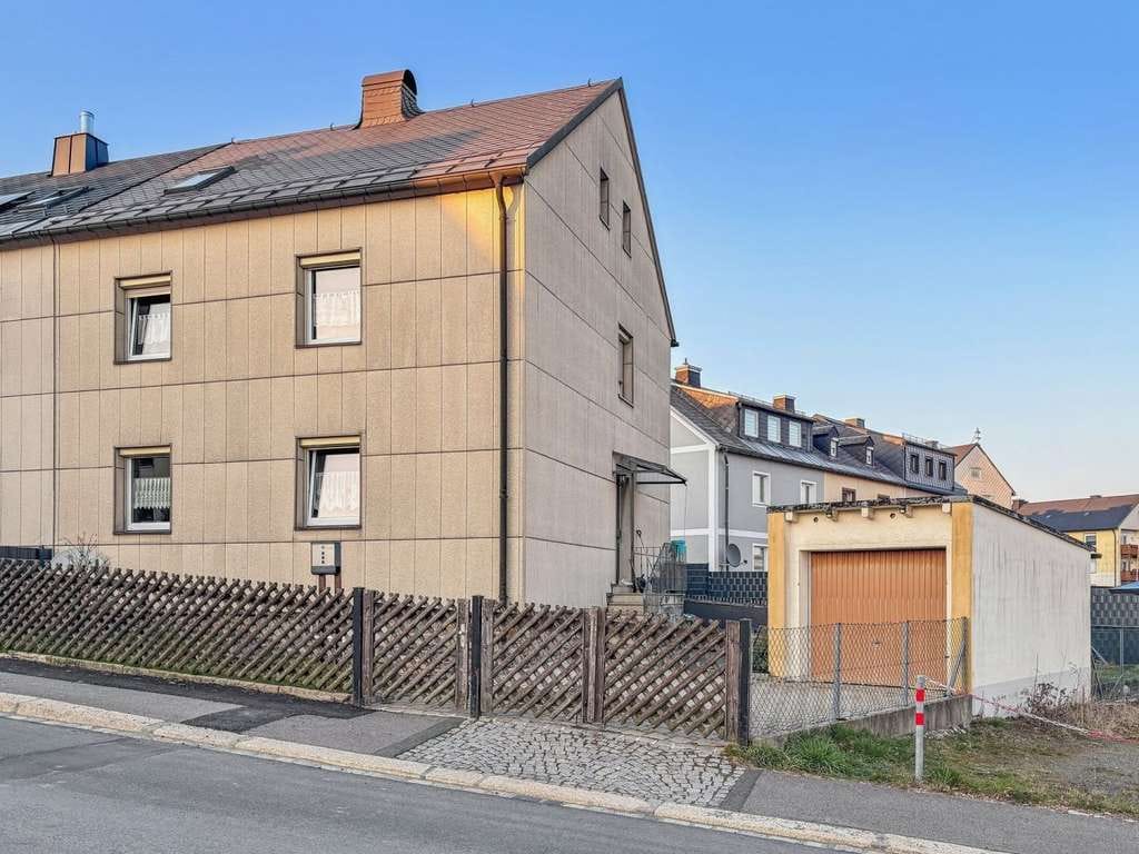 Immobilie in Helmbrechts - Attraktive Wohnimmobilie als Renditeobjekt – Vermietete Doppelhaushälfte in Helmbrechts - Bild 0
