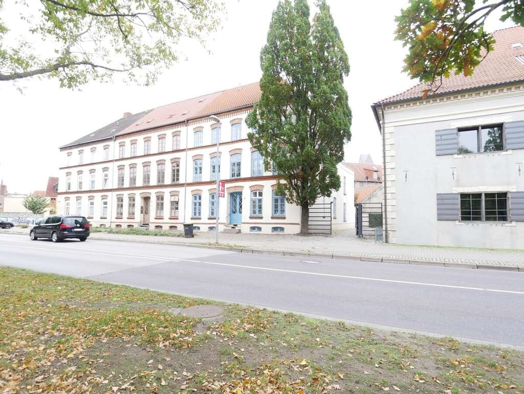 Immobilie in Wismar - Eindrucksvolles Mehrfamilienhaus in Hafennähe! *vollvermietet* - Bild 1