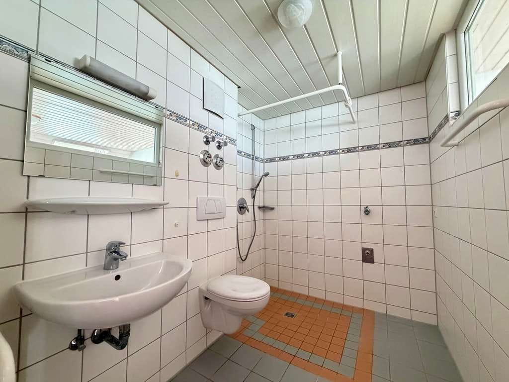 Immobilie in Metzingen - Komfortabel wohnen ab 60 - Helle Dachgeschosswohnung mit Balkon und Aufzug - Bild 3