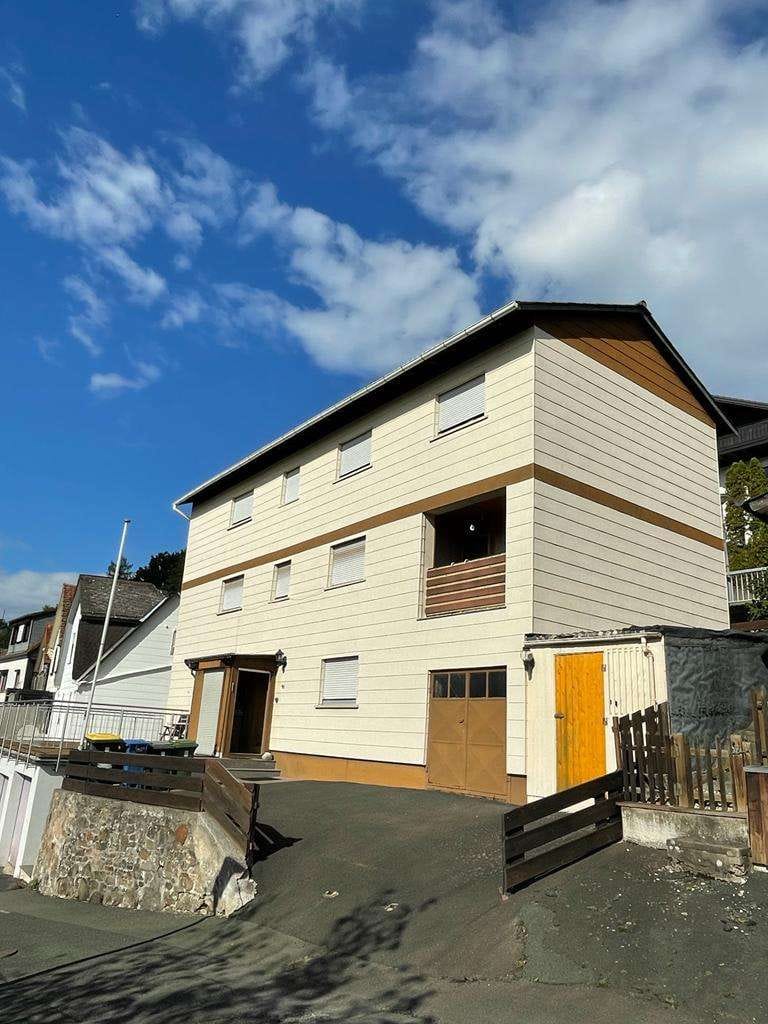 Immobilie in Biedenkopf - Kapitalanlage - voll vermietet - Wohnhaus mit viel Platz, tollem Blick, Terrasse, Garten und Garagen - Bild 0