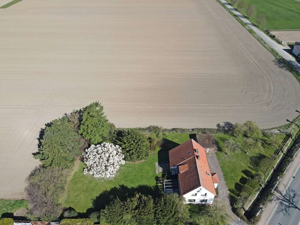Immobilie in Sehnde - Charmantes Einfamilienhaus mit Anbau auf parkähnlichen Grundstück! - Bild 1