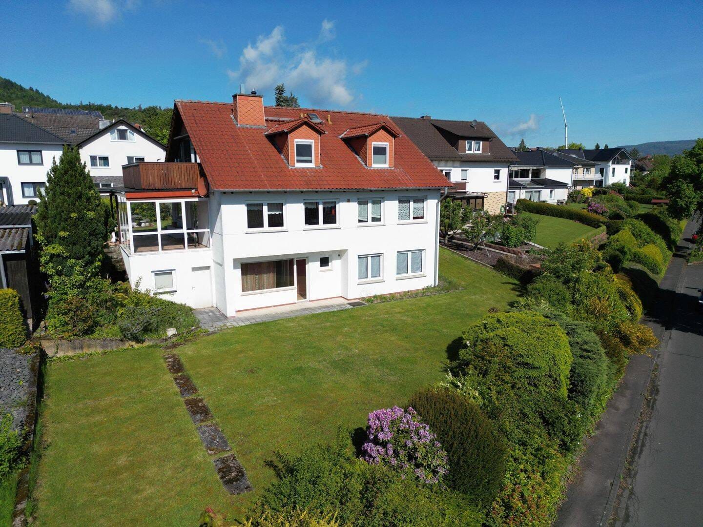 Immobilie in Baunatal - Großes Einfamilienhaus mit vermieteter Einliegerwohnung in Panoramalage von Baunatal-Großenritte! - Bild 1
