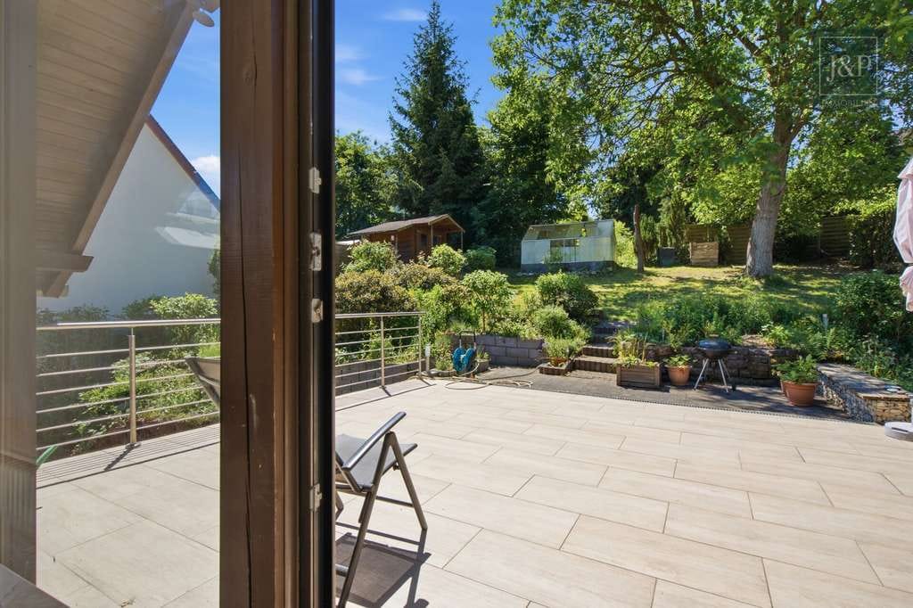 Immobilie in Wehrheim - Freistehendes Einfamilienhaus mit traumhaftem Wohnzimmer, Garten & Ausbaureserve - Bild 2