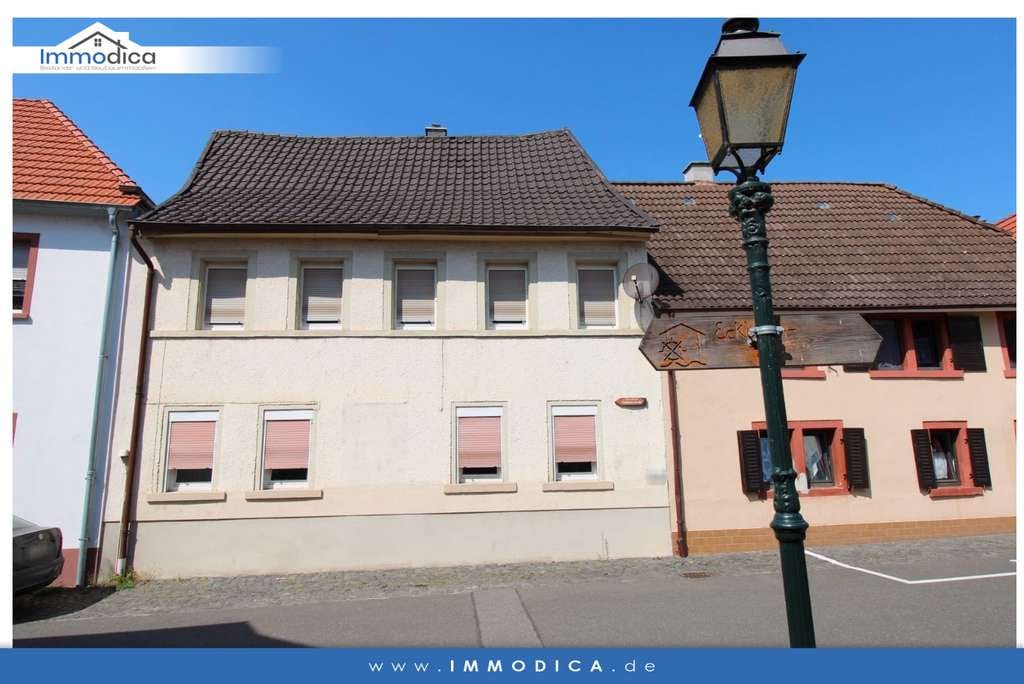 Immobilie in Großkarlbach - Einfamilienhaus mit Garage und Garten im historischen Ortskern von Großkarlbach - Bild 0