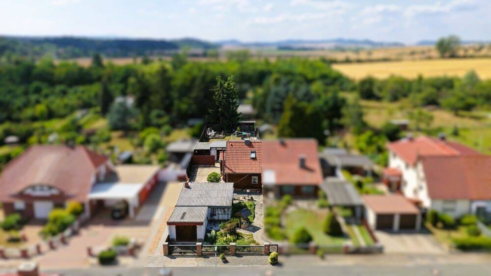 Immobilie in Quedlinburg - Klein wohnen, draußen groß leben -Doppelhaushälfte in Quedlinburgs Kleisiedlung- viel Platz ums Haus - Bild 1