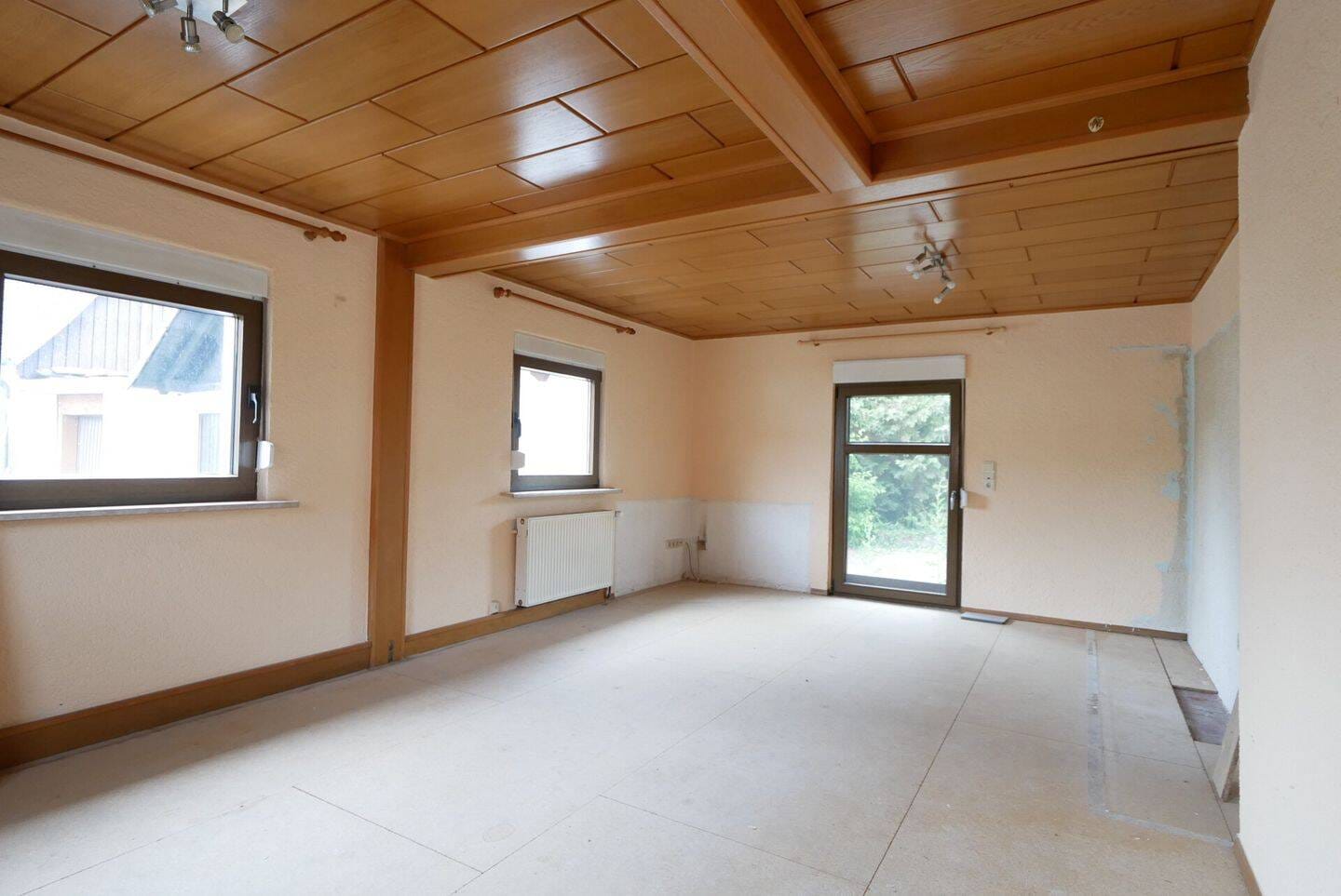 Immobilie in Dörfles-Esbach - Wohnhaus mit großem Grundstück in guter Lage - Bild 1