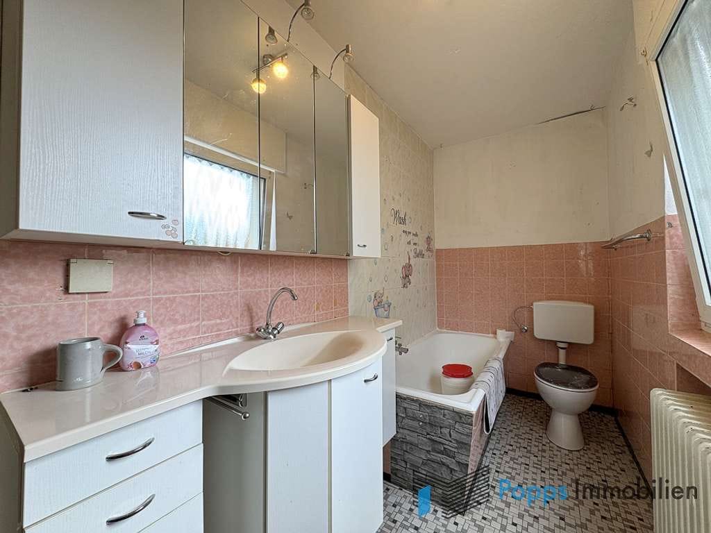 Immobilie in Kelkheim - Viel Raum für die Familie - Einfamilienhaus mit Bungalow und Garage in guter Lage in Kelkheim - Bild 4