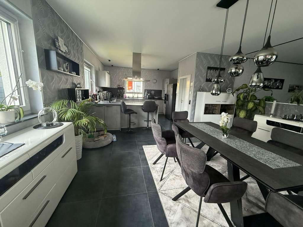 Immobilie in Schmalenberg - Sonnenverwöhnter und energieneutraler Luxus-Bungalow in ruhiger Waldgemeinde - Bild 3