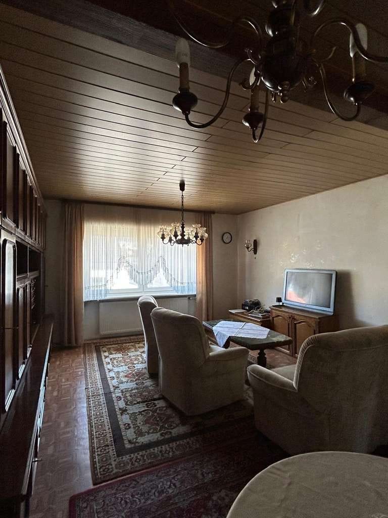Immobilie in Merchweiler - Renovierungsbedürftiges einseitig angebautes 1 FH mit Ausbaupotenzial in 66589 Merchweiler - Bild 2