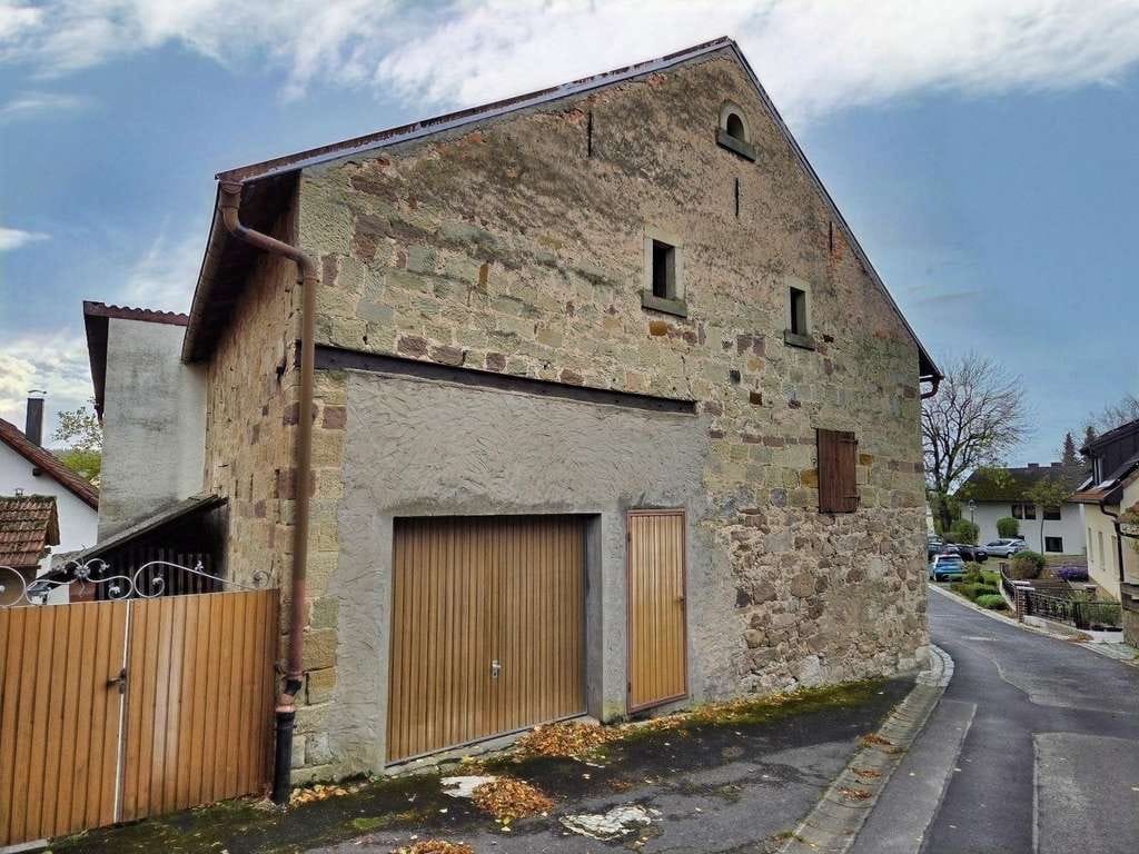 Immobilie in Zeil am Main - Einfamilienhaus (Wfl. ca. 190 m²) mit großem Nebengebäude und Garten im Winzerdorf Ziegelanger
 - Bild 3