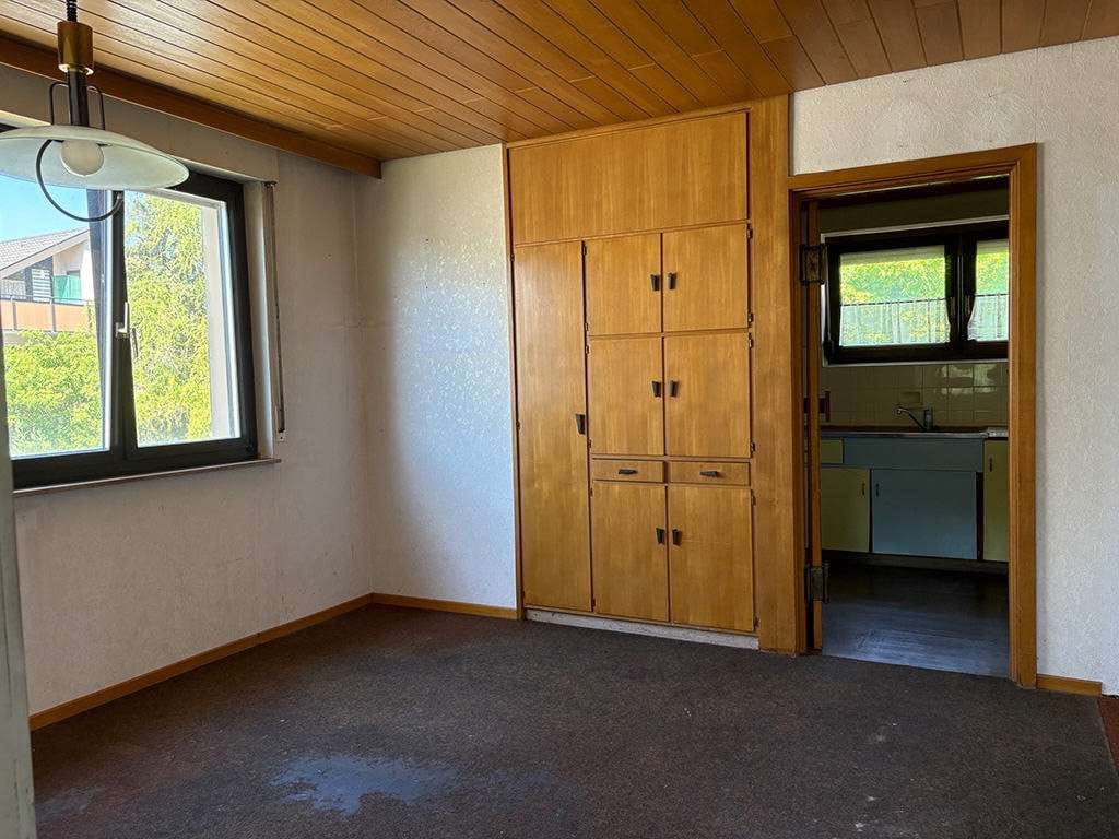 Immobilie in Ingersheim - Viel Platz für Ihre Ideen: Freistehendes 2-Familienhaus mit schönem Garten und Garage - Bild 2