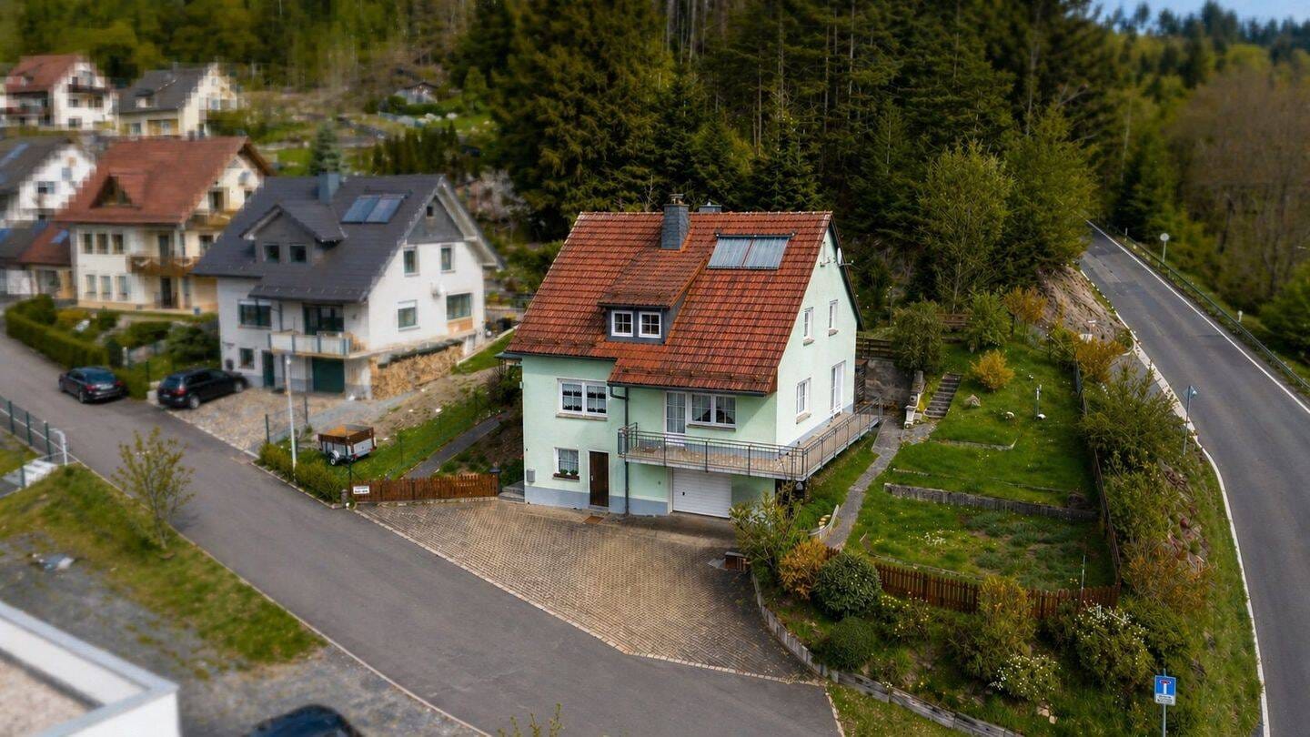 Immobilie in Wilhelmsthal - Familienfreundliches Einfamilienhaus mit Weitblick im Frankenwald - Bild 1