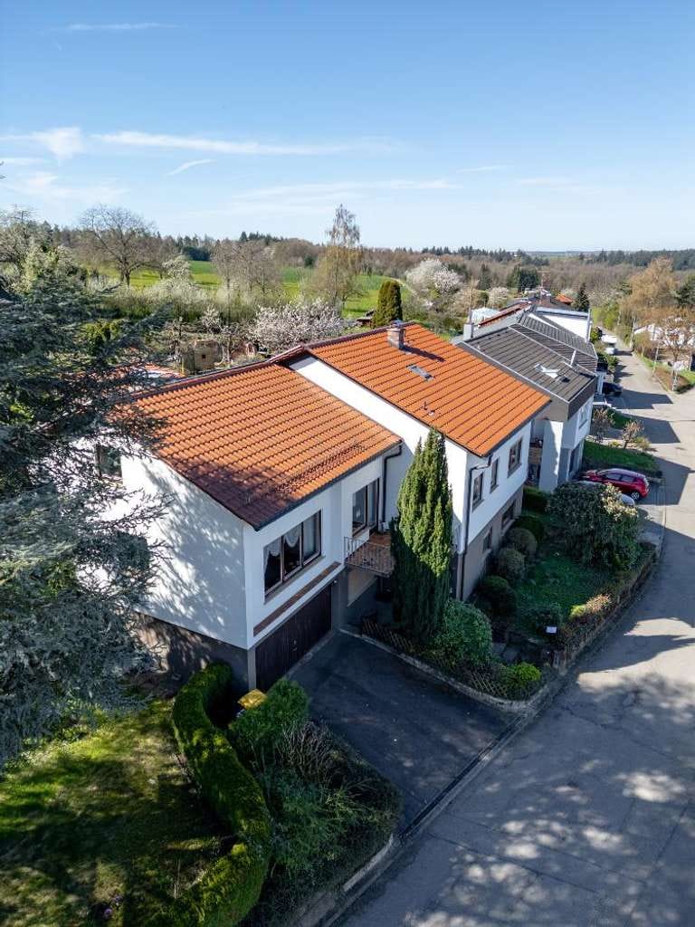 Immobilie in Schorndorf - Geräumiges Einfamilienhaus mit Einliegerwohnung und großem Garten + Platz für Ihren Fuhrpark - Bild 0