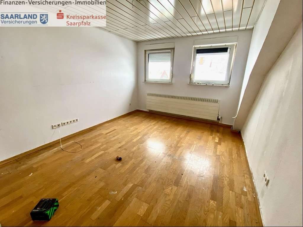 Immobilie in Gersheim - Großes Einfamilienhaus mit zwei Garagen  - Bild 3