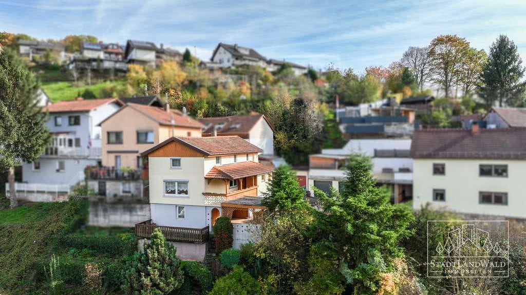Immobilie in Bundenthal - Viel Platz mit Aussicht – Einfamilienhaus mit Garten, Balkonen & Garagen in Bundenthal - Bild 1