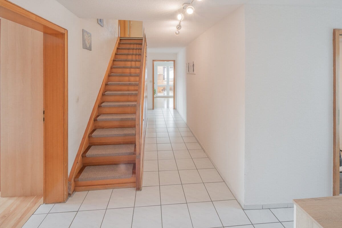 Immobilie in Zimmern ob Rottweil - Wenn da nicht die Sonne aufgeht: großzügiges 2 Familienhaus in markanter Halbhöhenlage, mit viel Charme und Licht - Bild 3