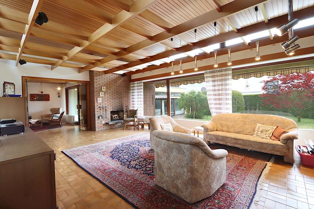 Immobilie in Althütte - Wohnen mit Stil: Architekten-Bungalow mit Sauna, Schwimmhalle, Gartenidylle und Privatsphäre - Bild 3