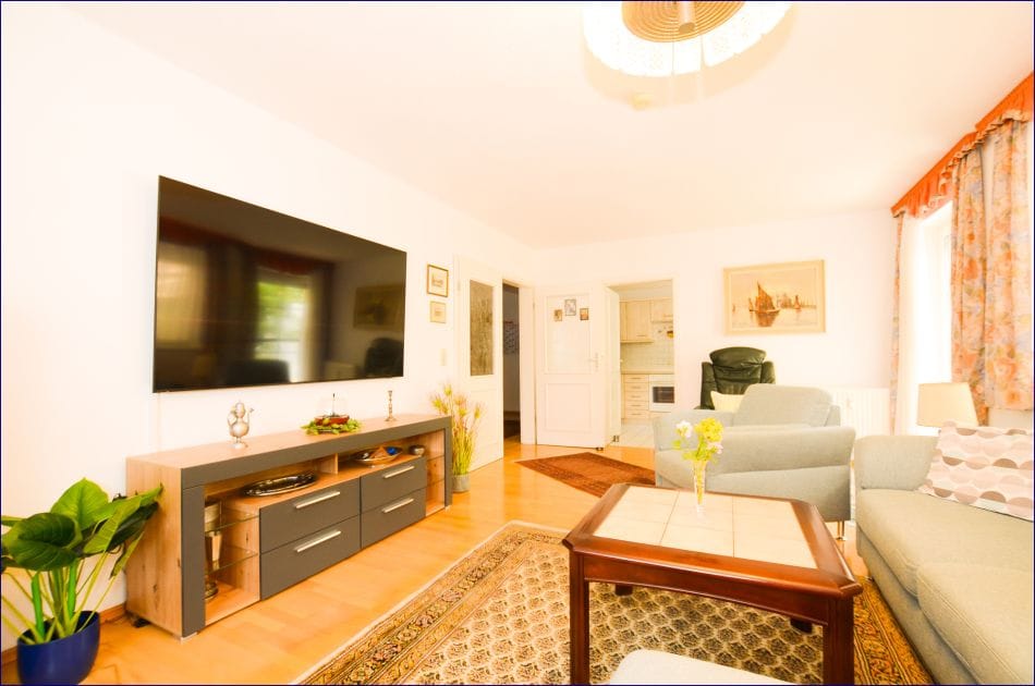 Immobilie in Aidenbach - Zentral und in der Natur - Aidenbach
Charmante und großzügige Erdgeschoss-Wohnung
Gartenanteil mit großer Terrasse - Bild 4