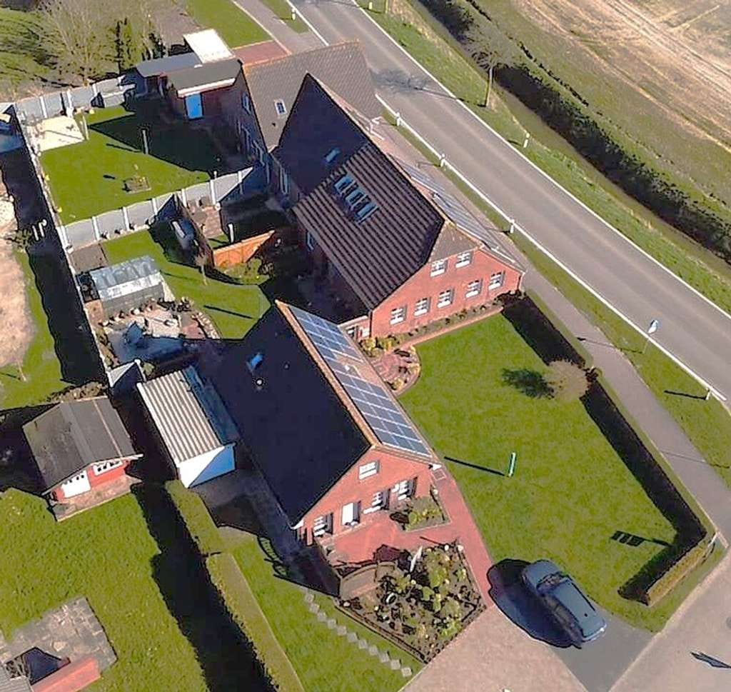 Immobilie in Wittmund - Ein besonderes Dreifamilienhaus mit viel Potenzial, in der Nähe von Carolinensiel zu verkaufen ! - Bild 1