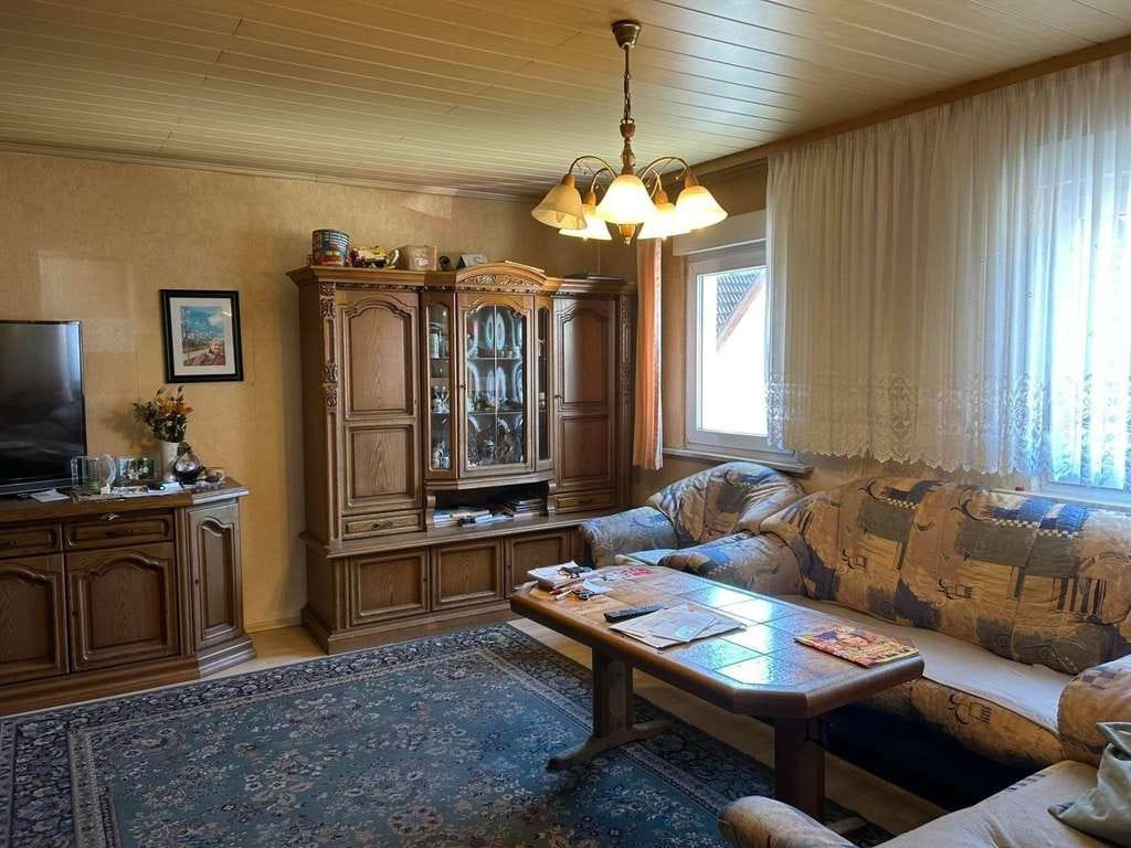 Immobilie in Ispringen - Haus mit Entwicklungspotenzial in begehrter Wohnlage von Ispringen - Bild 1