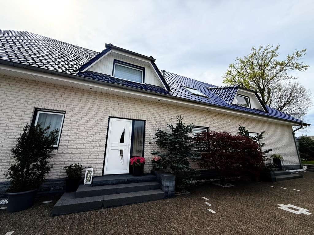 Immobilie in Schwarmstedt - Doppelhaus in zentraler Lage mit Garten und Doppelgarage  - Bild 1