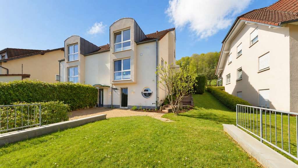 Immobilie in Neuhof - Nur 10 Minuten nach Fulda – Ruhig wohnen in moderner DHH mit Einliegerwohnung und großem Garten - Bild 0