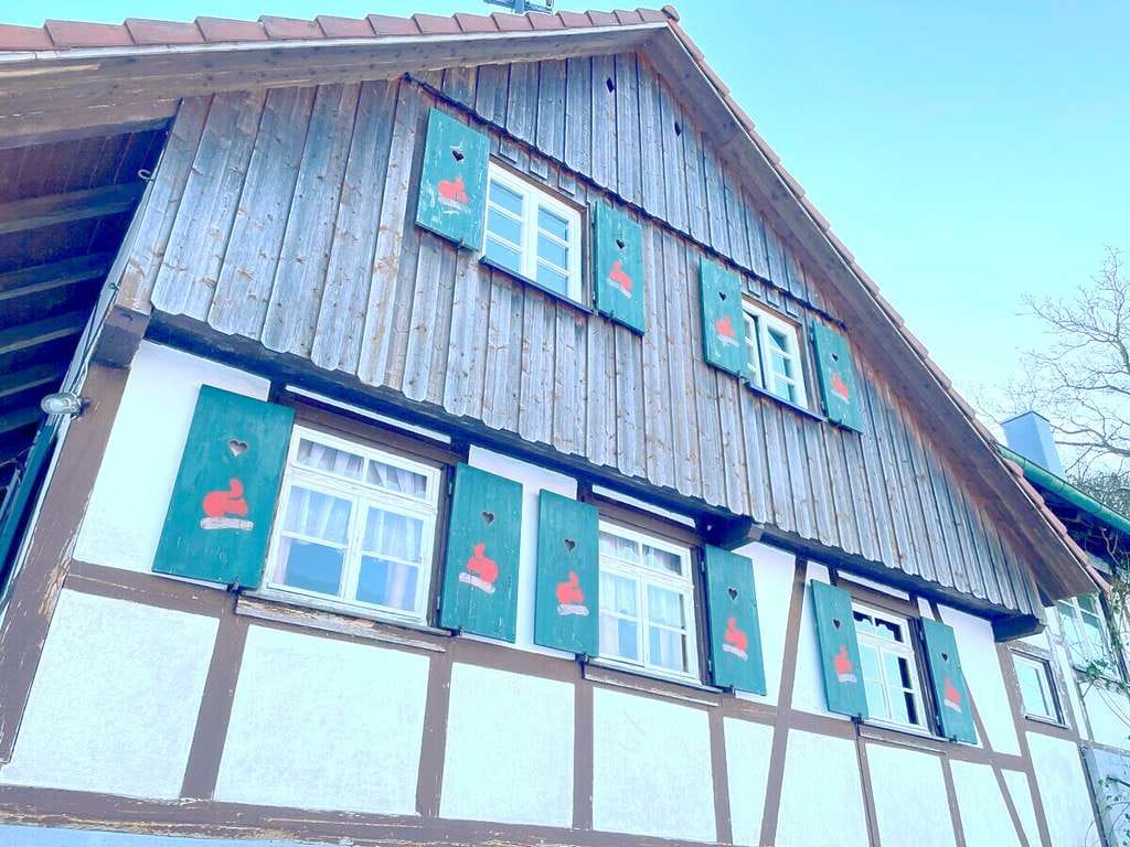 Immobilie in Kappelrodeck - Ausbaubares Bauernhaus mit Pferdestall auf 10.000 qm Grund mit Blick ins Achertal und zu den Vogesen - Bild 0