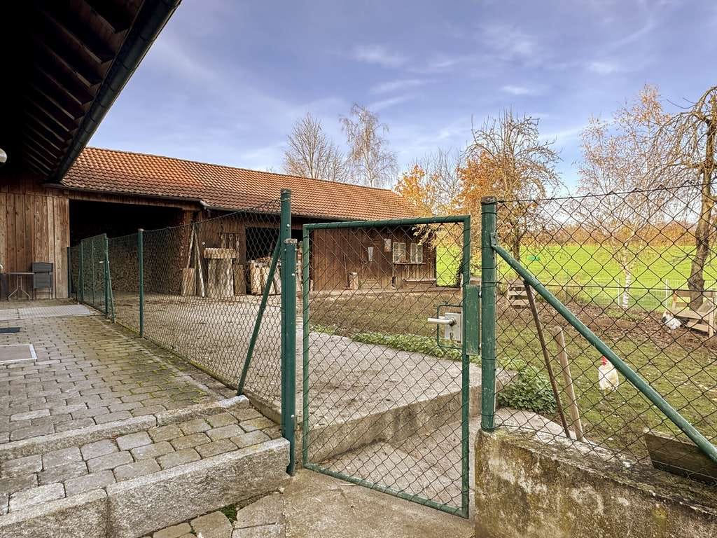 Immobilie in Bayerbach b. Ergoldsbach - Wohnhaus mit Weitblick & Freiraum – vielseitiges Anwesen mit Tierhaltung und zwei Einliegerwohnungen - Bild 2